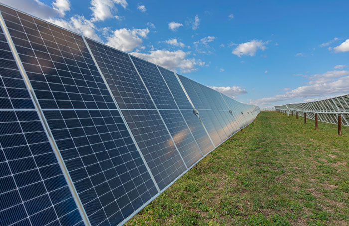 The Illinois solar project employs terrain trackers and installation robots to reduce engineering workload.
